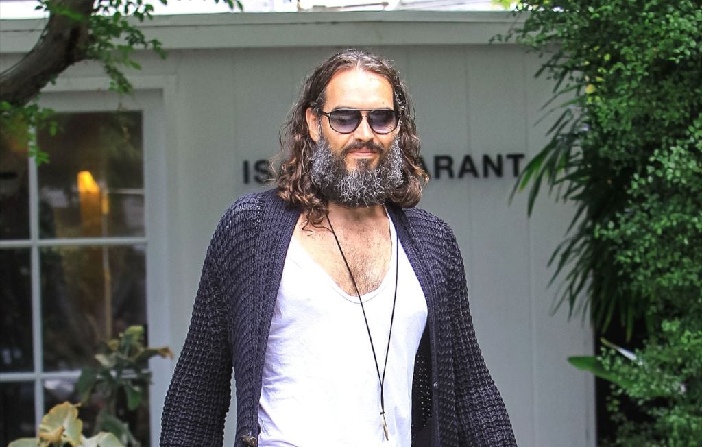 Russell Brand crée un moment de gêne mémorable à la télévision.