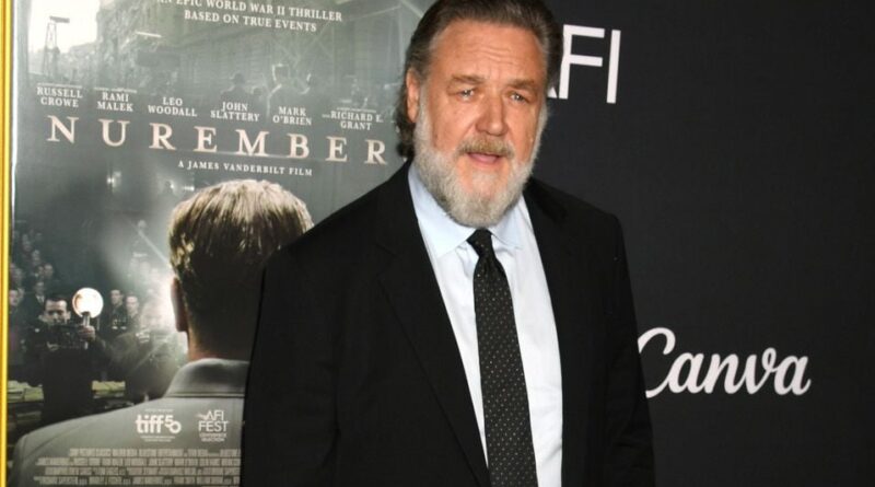 Russell Crowe demande aux fans de rester calmes à Paris.