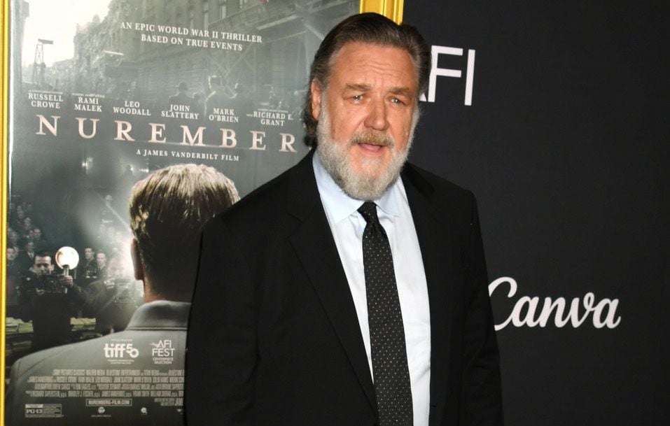 Russell Crowe demande aux fans de rester calmes à Paris.