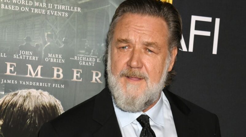 Russell Crowe se défend après avoir critiqué ses fans à Paris
