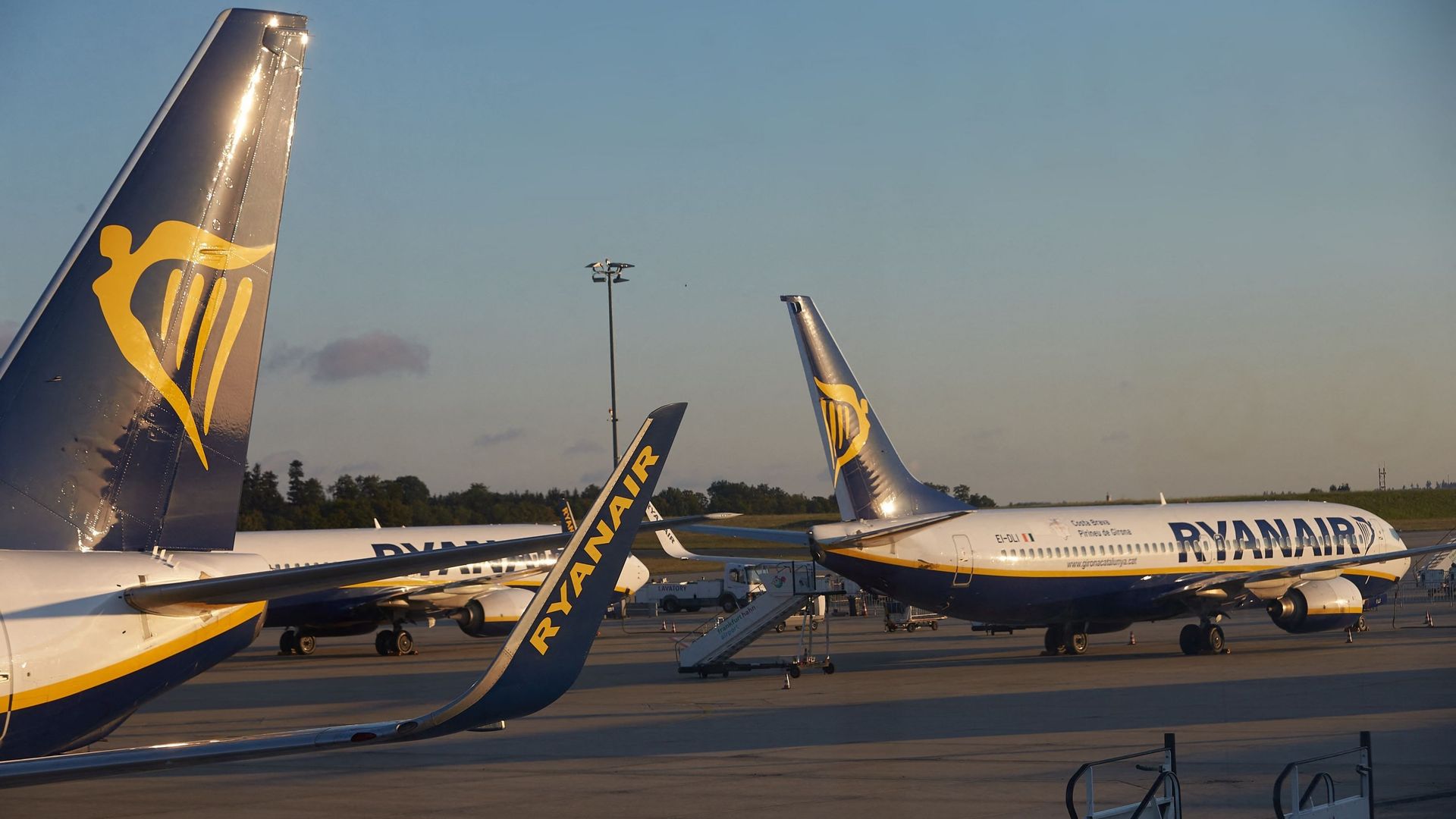 Ryanair supprime des lignes en Belgique en raison de la hausse des coûts.