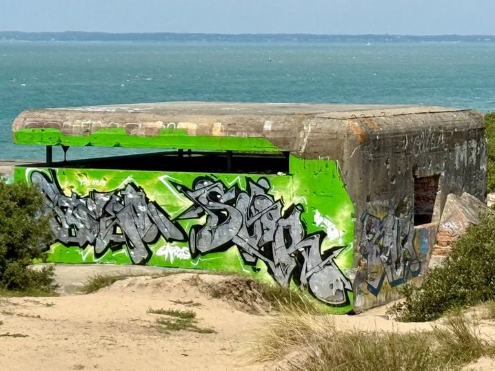 La première ligne de bunkers est située dans la bande dunaire.