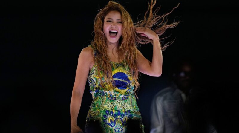 Shakira attire deux millions de fans à Copacabana pour un concert.