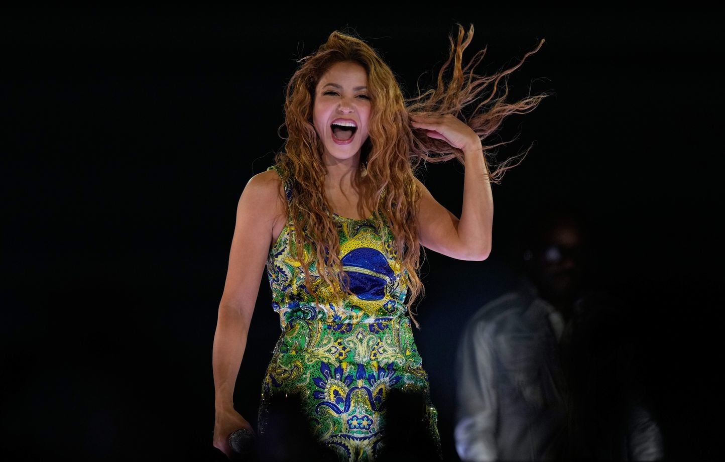 Shakira attire deux millions de fans à Copacabana pour un concert.