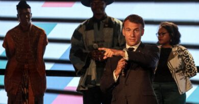 Sommet au Kenya : Emmanuel Macron ne demande pas de bruit sur scène