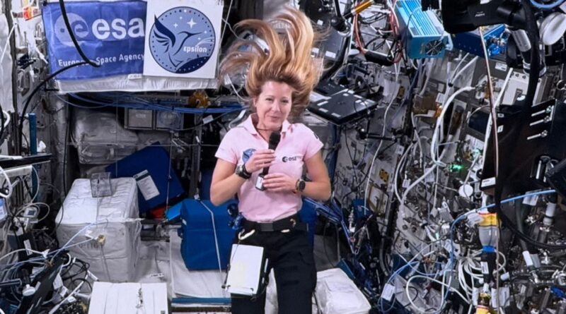 Sophie Adenot parle de science dans l'ISS avec un M&M's.