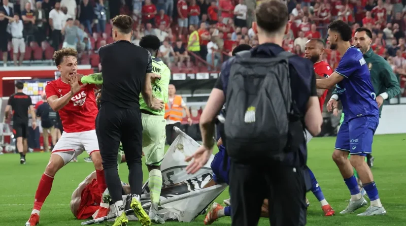 Standard - Charleroi : affrontement de supporters à la fin du match