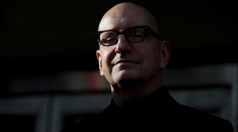Steven Soderbergh utilise l'IA pour ressusciter John Lennon, polémique.