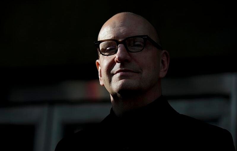 Steven Soderbergh utilise l'IA pour ressusciter John Lennon, polémique.