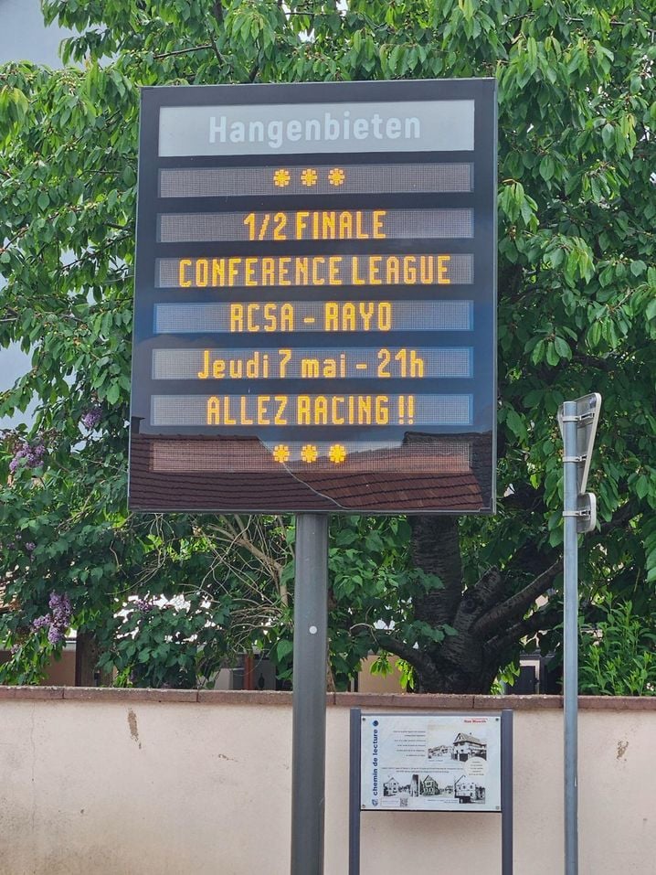 Panneau de soutien au Racing, Hangenbieten, avant sa demi-finale de Conférence League contre le Rayo Vallecano.