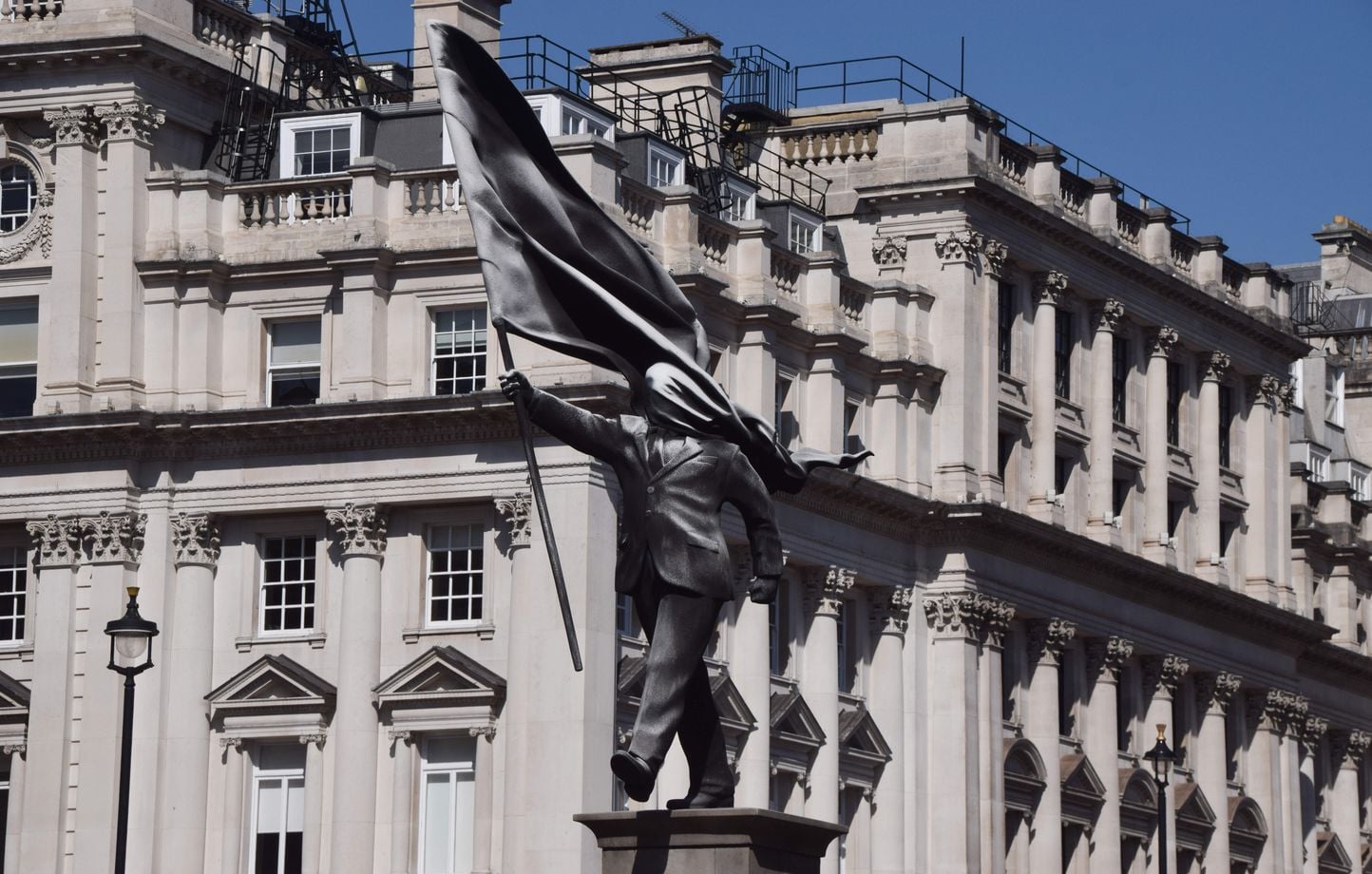 Street-art : Banksy admet avoir réalisé une statue à Londres