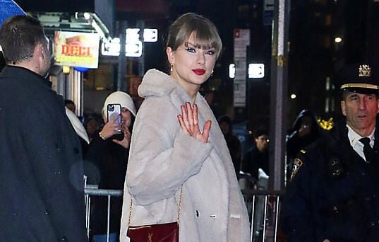 Taylor Swift offre une guitare à une fan de 8 ans après une vidéo virale.