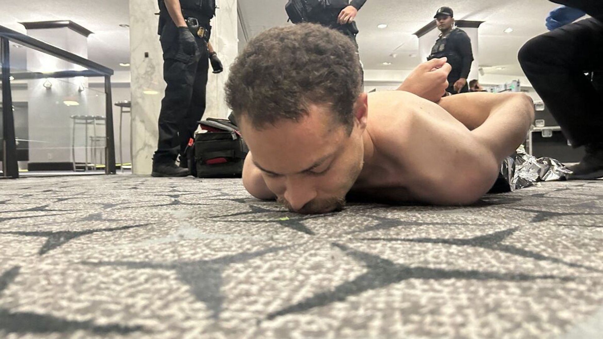 Tirs au dîner des correspondants à Washington : enquête confirme que l'assaillant a tiré sur un policier.