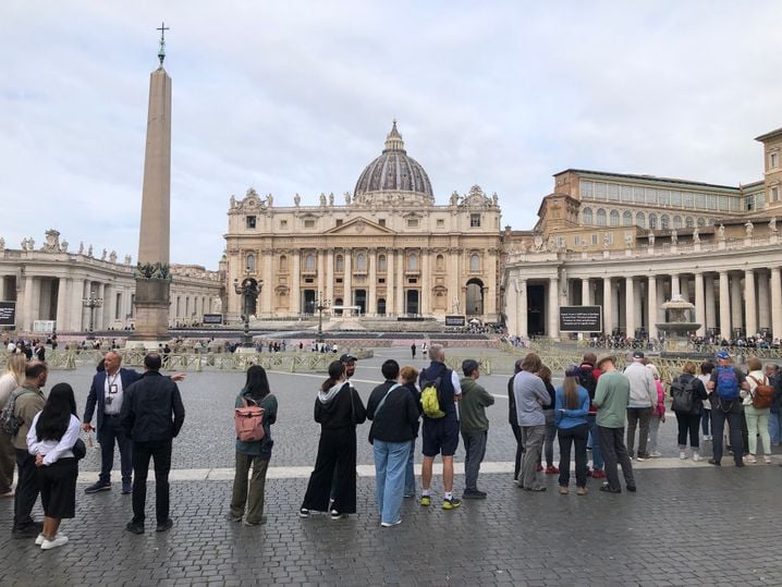 Comme tous les jours de l'année, les touristes font la queue place Saint-Pierre au Vatican pour visiter la basilique papale.