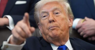 Trump annonce une hausse de 25 % des droits de douane sur les véhicules européens la semaine prochaine.