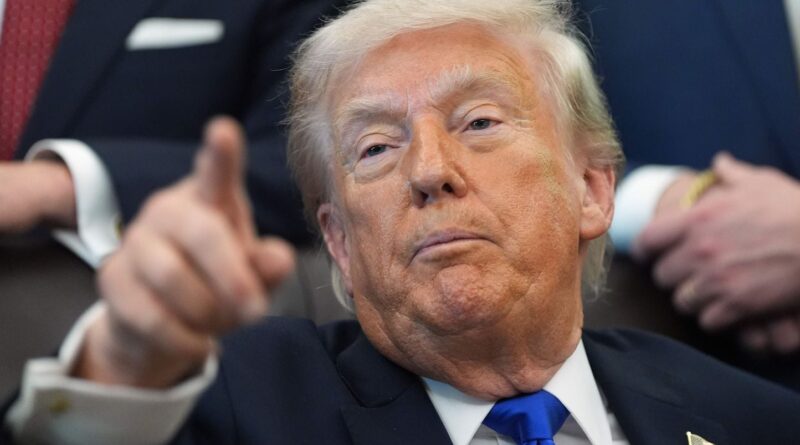 Trump annonce une hausse de 25 % des droits de douane sur les véhicules européens la semaine prochaine.