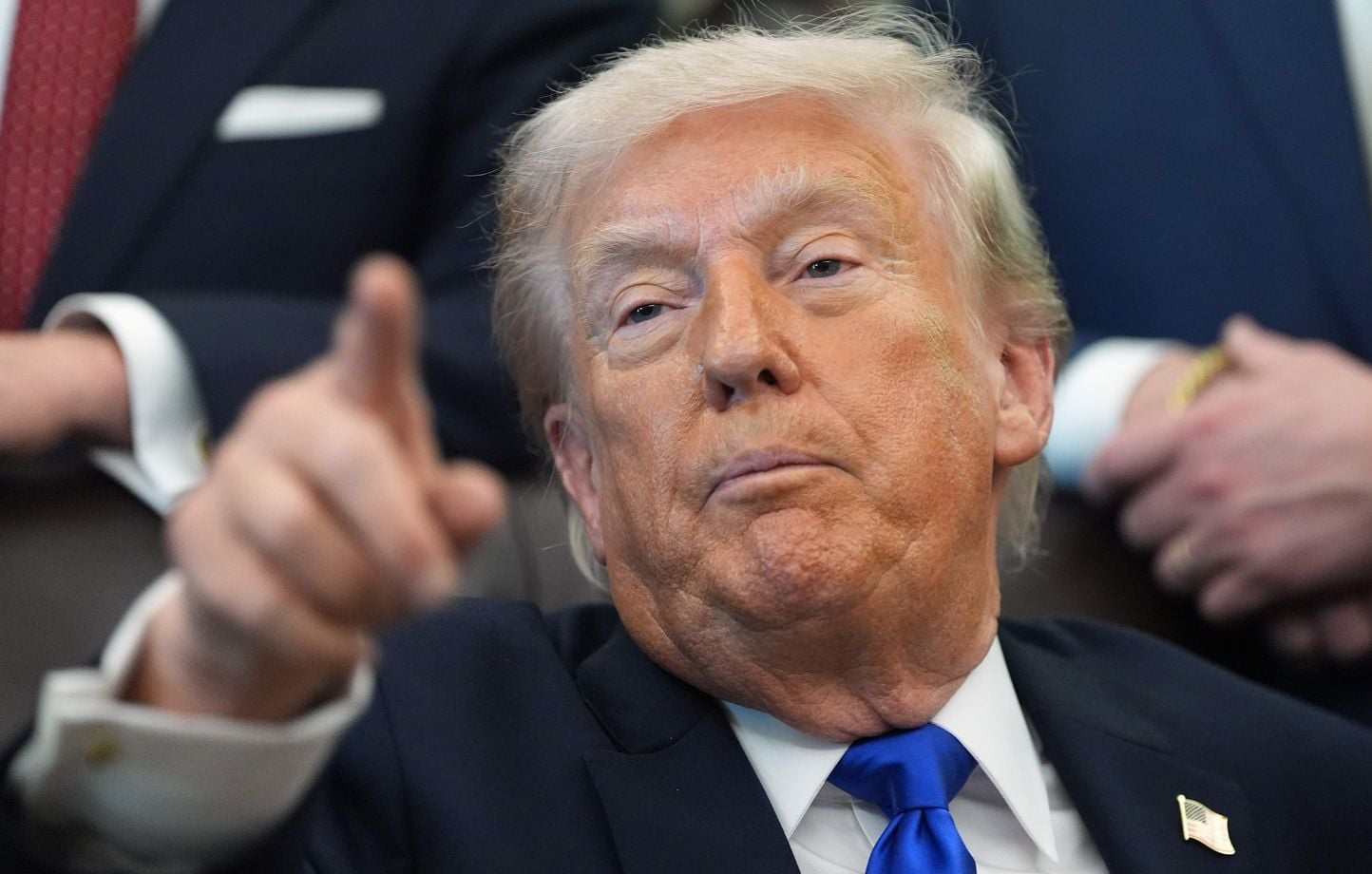 Trump annonce une hausse de 25 % des droits de douane sur les véhicules européens la semaine prochaine.