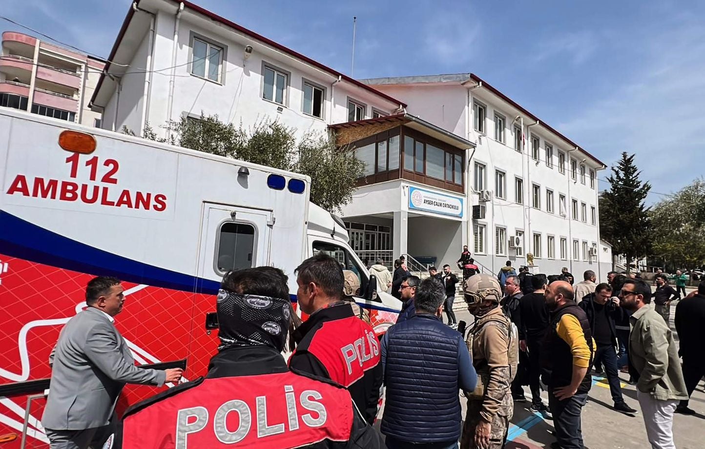 Turquie : Quatre tués, huit blessés par un homme armé en fuite