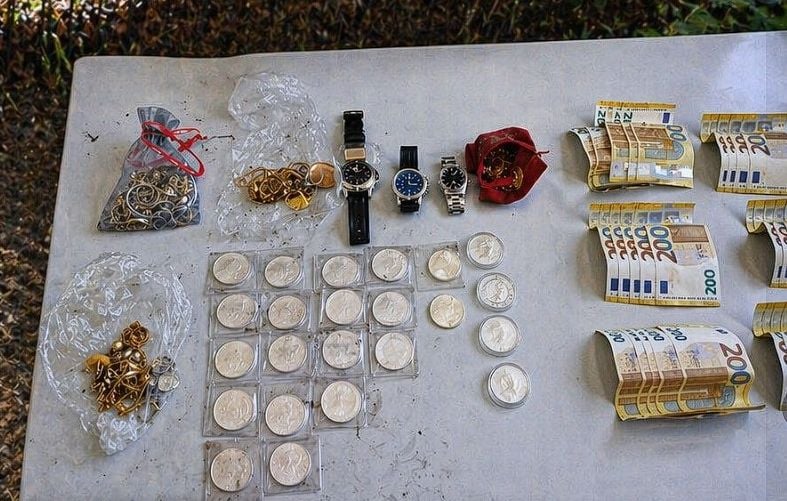 Un enfant découvre un trésor caché à Berlin : bijoux en or, montres de luxe, 6.000 euros.