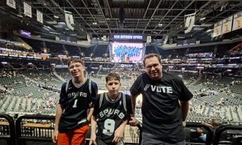 Un Parisien assiste à deux matchs Spurs-OKC pour ses 50 ans.