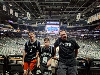 Un Parisien assiste à deux matchs Spurs-OKC pour ses 50 ans.
