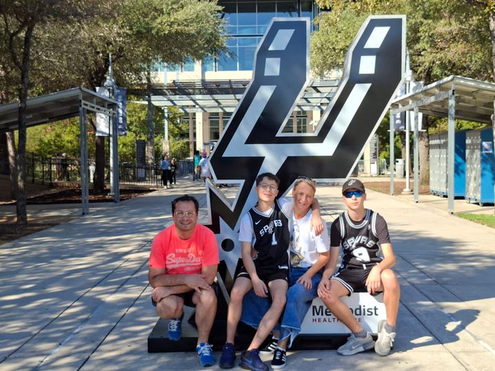 Cédric et Virginie Bernard avaient déjà partagé un match au Frost Bank Center de San Antonio, à l'automne 2025, cette fois en compagnie de leurs enfants Antoine et Romain.