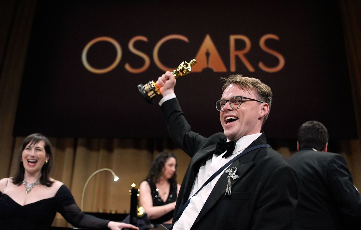 Un réalisateur russe ne peut pas embarquer son Oscar, Lufthansa perd la statuette.