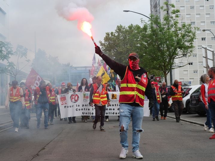 A Rennes, entre 1.700 et 4.000 personnes ont défilé dans les rues du Blosne à l'occasion de la manifestation du 1er mai.