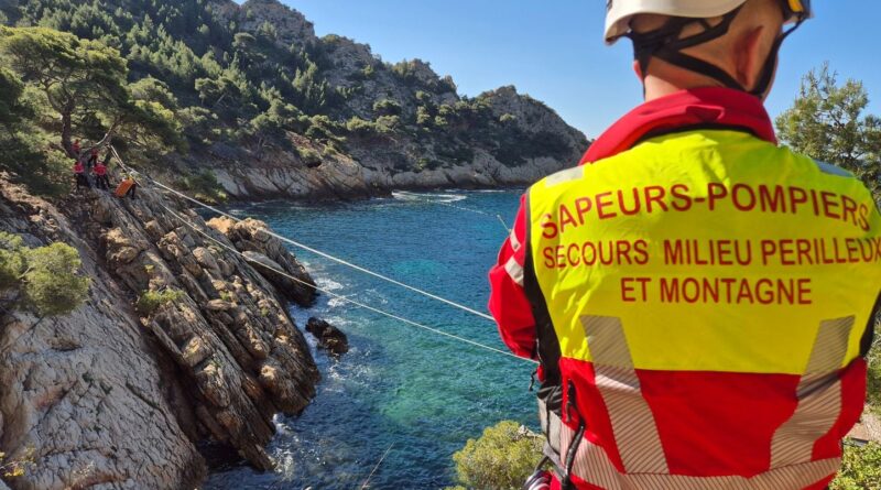 Une vie suspendue : pompiers secourent randonneurs blessés.