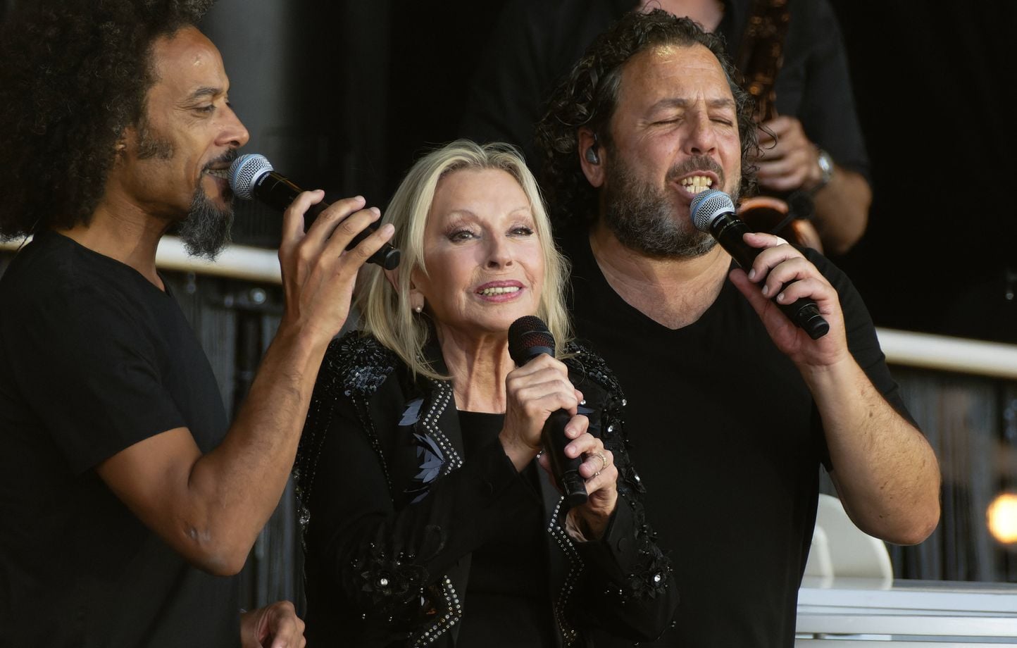 Véronique Sanson annule sa première date de tournée après hospitalisation.