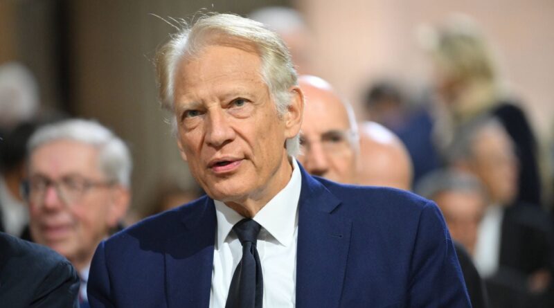 Villepin reconnaît ses erreurs sur les statuettes et critique Sarkozy.