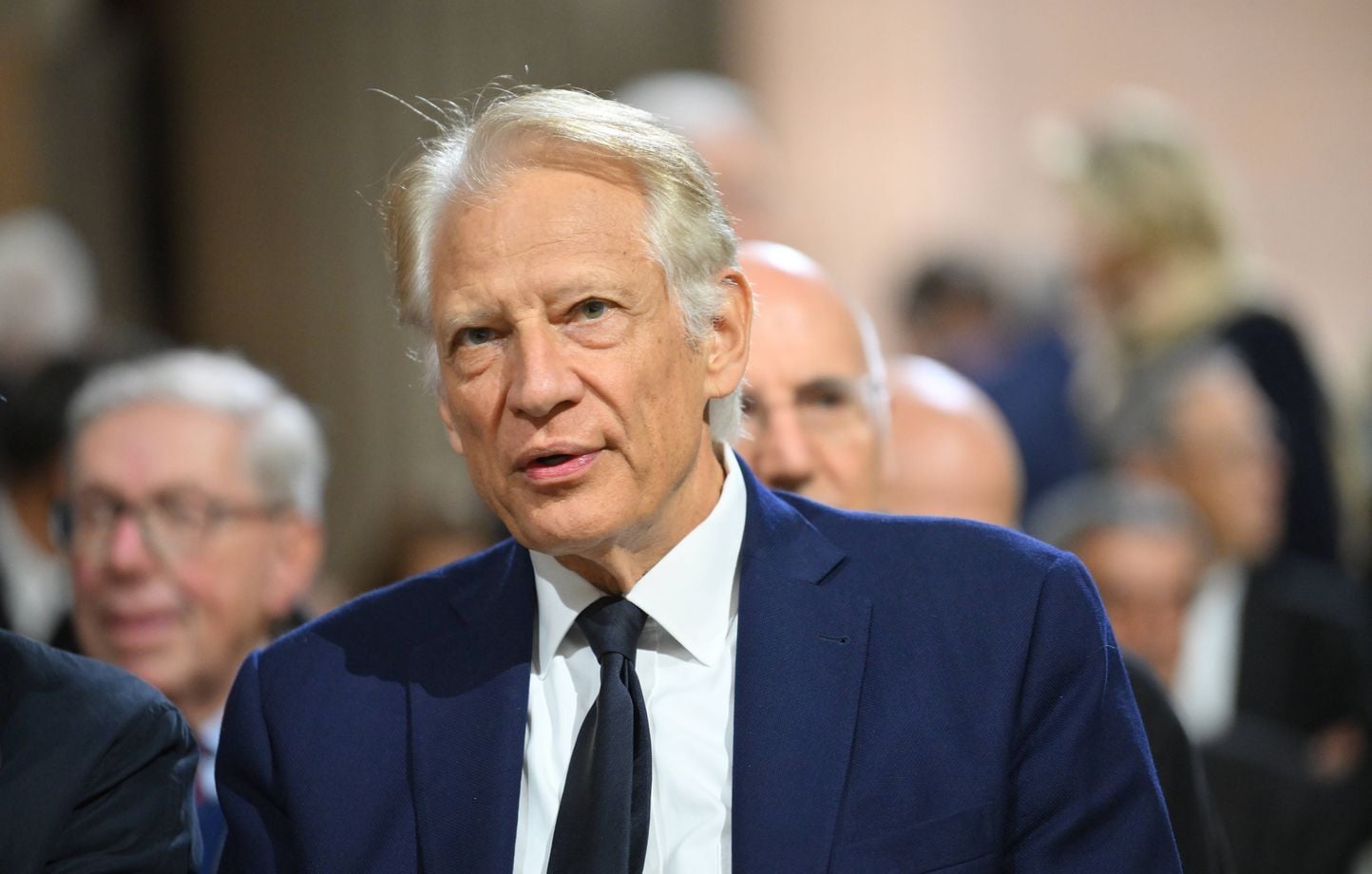 Villepin reconnaît ses erreurs sur les statuettes et critique Sarkozy.