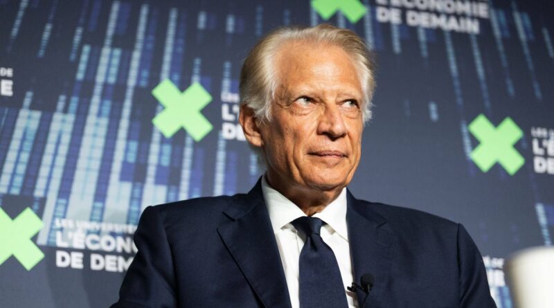 Villepin restitue les bustes de Napoléon au Quai d'Orsay.