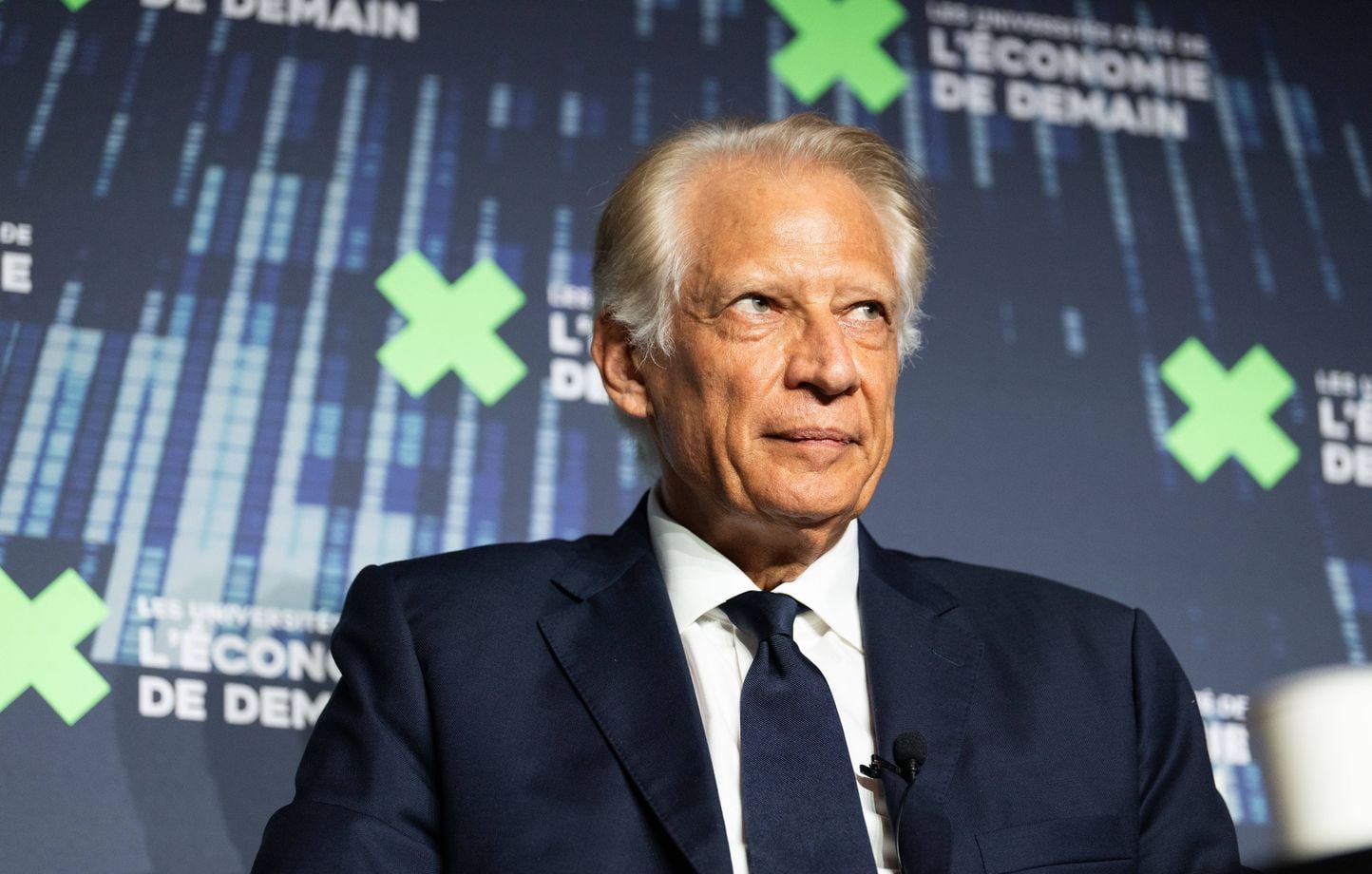 Villepin restitue les bustes de Napoléon au Quai d'Orsay.