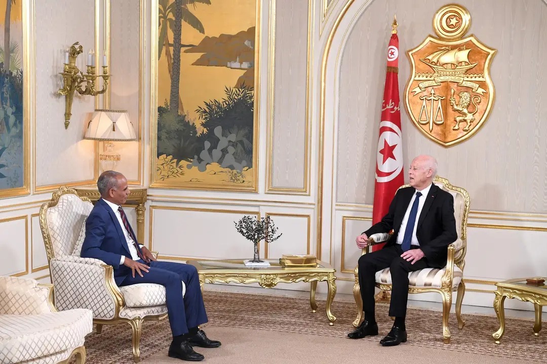 Visite d'adieu de l'ambassadeur mauritanien : Kaïs Saïed met en avant les liens fraternels.