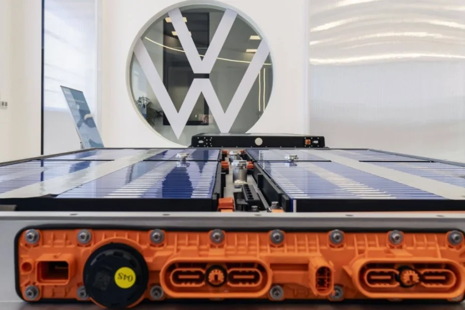 Volkswagen adopte officiellement la batterie sodium ultra-résistante sans lithium.