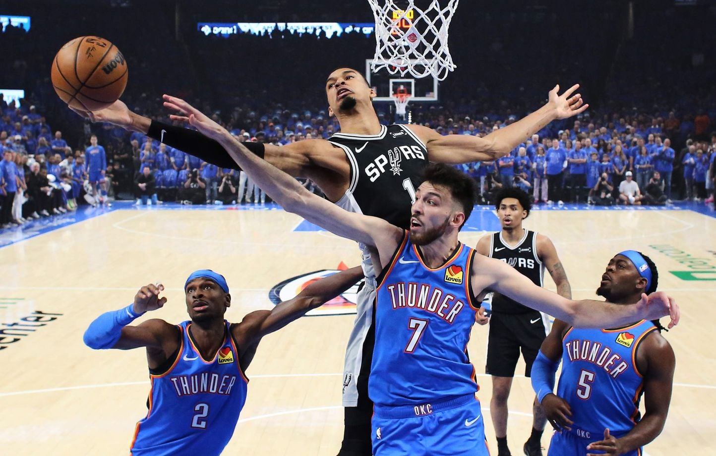 Wembanyama en playoffs NBA : les Spurs battent le Thunder dans un match fou