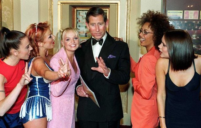 Le prince de Galles et les Spice Girls à Manchester, Royaume-Uni, le 9 mai 1997.