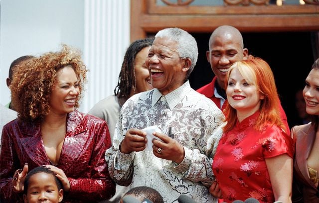 Mel B, Geri Halliwell et Victoria Beckham aux côtés de Nelson Mandela lors d’une tournée royale britannique en Afrique du Sud en octobre 1997.