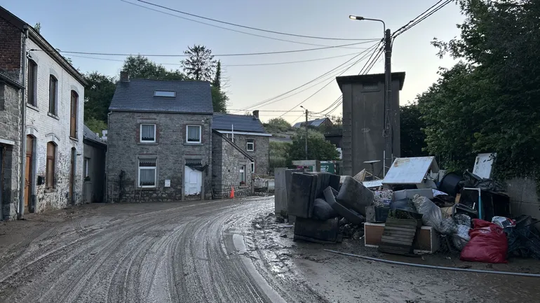 Balâtre (Jemeppe-sur-Sambre) après le retrait des eaux ce lundi 1er juin à 05H45