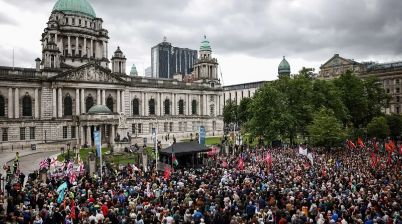 À Belfast, des milliers manifestent contre le racisme après des violences.