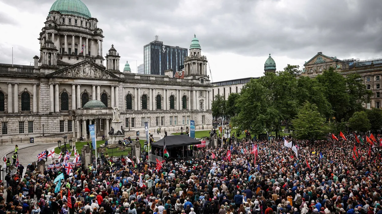 À Belfast, des milliers manifestent contre le racisme après des violences.