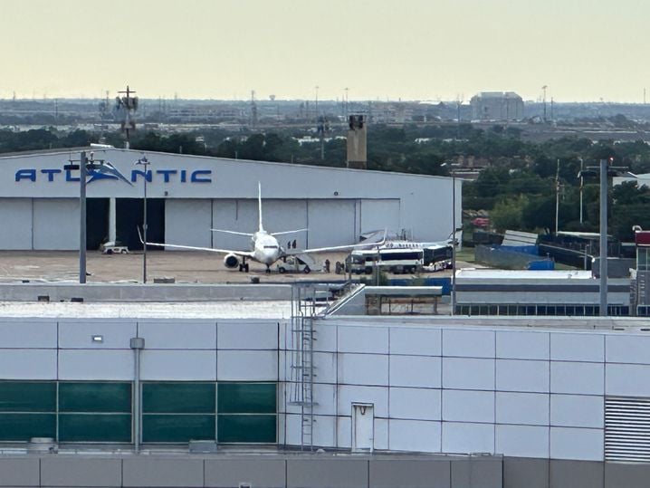L'avion de la Eastern Air vient de se garer sur le parking d'Atlantic Aviation et les bus se mettent en position pour accueillir les détenus.