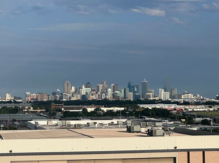 De l'autre côté du rooftop du Parking C, Dallas apparaît en majesté.