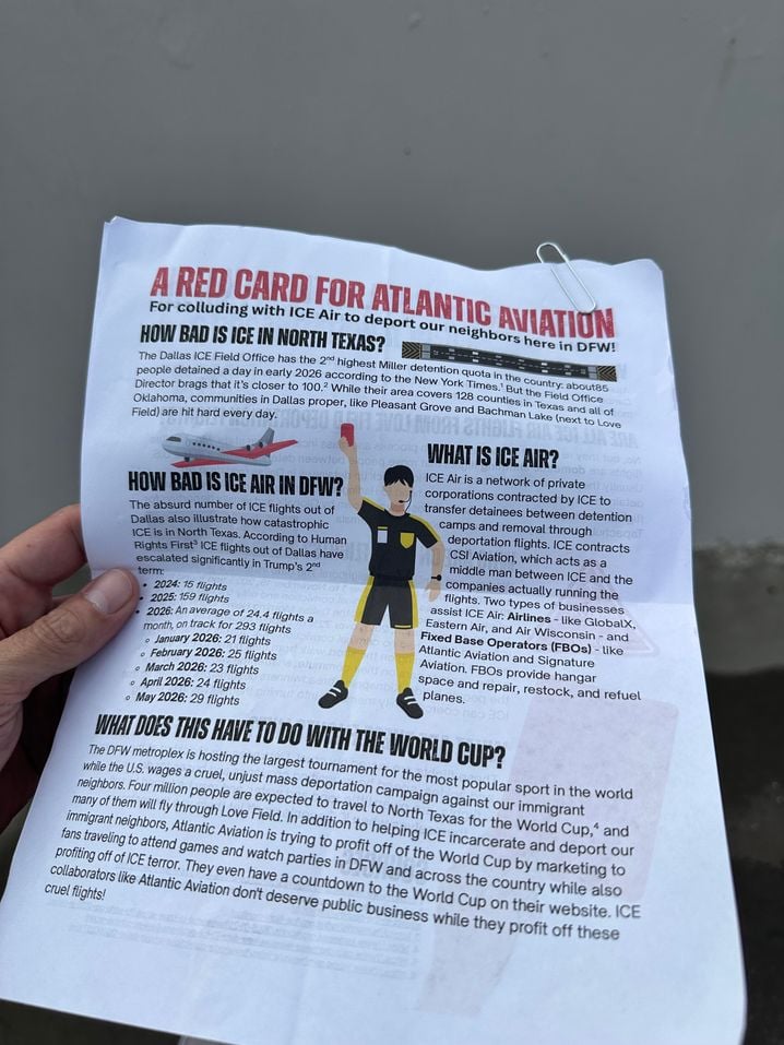 Les membres du collectif « El Movimiento » mettent un carton rouge à la compagnie Atlantic Aviation qui prête ses parkings pour faire transiter les détenus étrangers.
