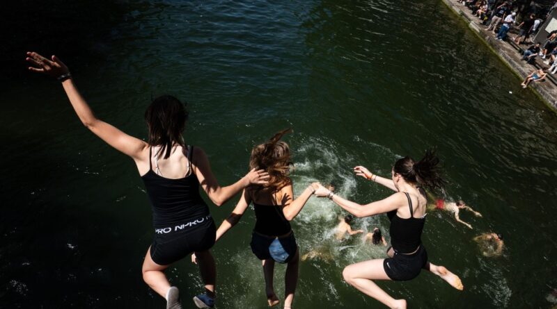 À Paris, baignade autorisée dans le canal Saint-Martin pendant la canicule