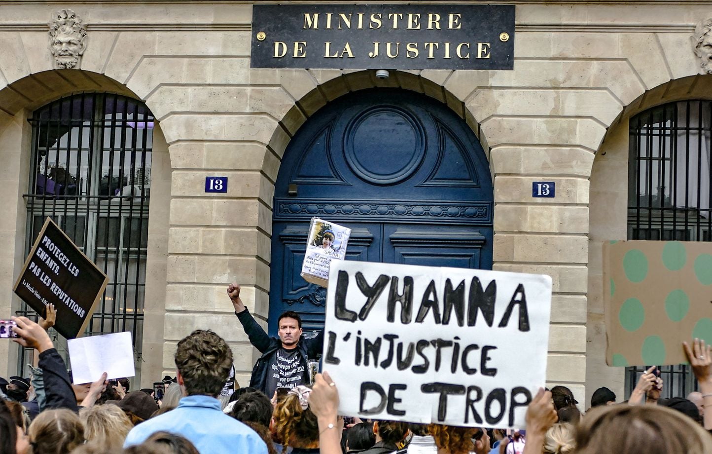 Affaire Lyhanna : Les critiques fusent contre la justice et la gendarmerie.