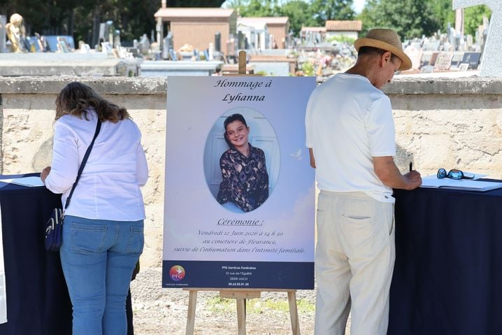 De nombreux anonymes sont venus rendre hommage à Lyhanna lors de ses funérailles au cimetière de Fleurance.