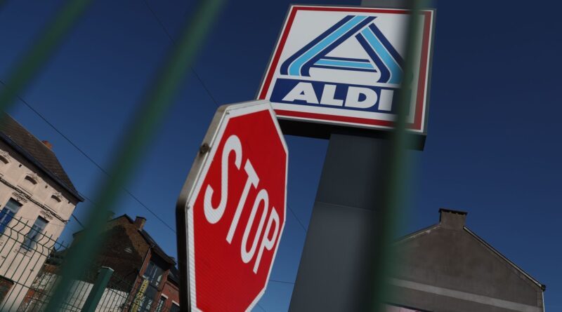 Aldi ne prévoit pas d’ouverture le dimanche actuellement.