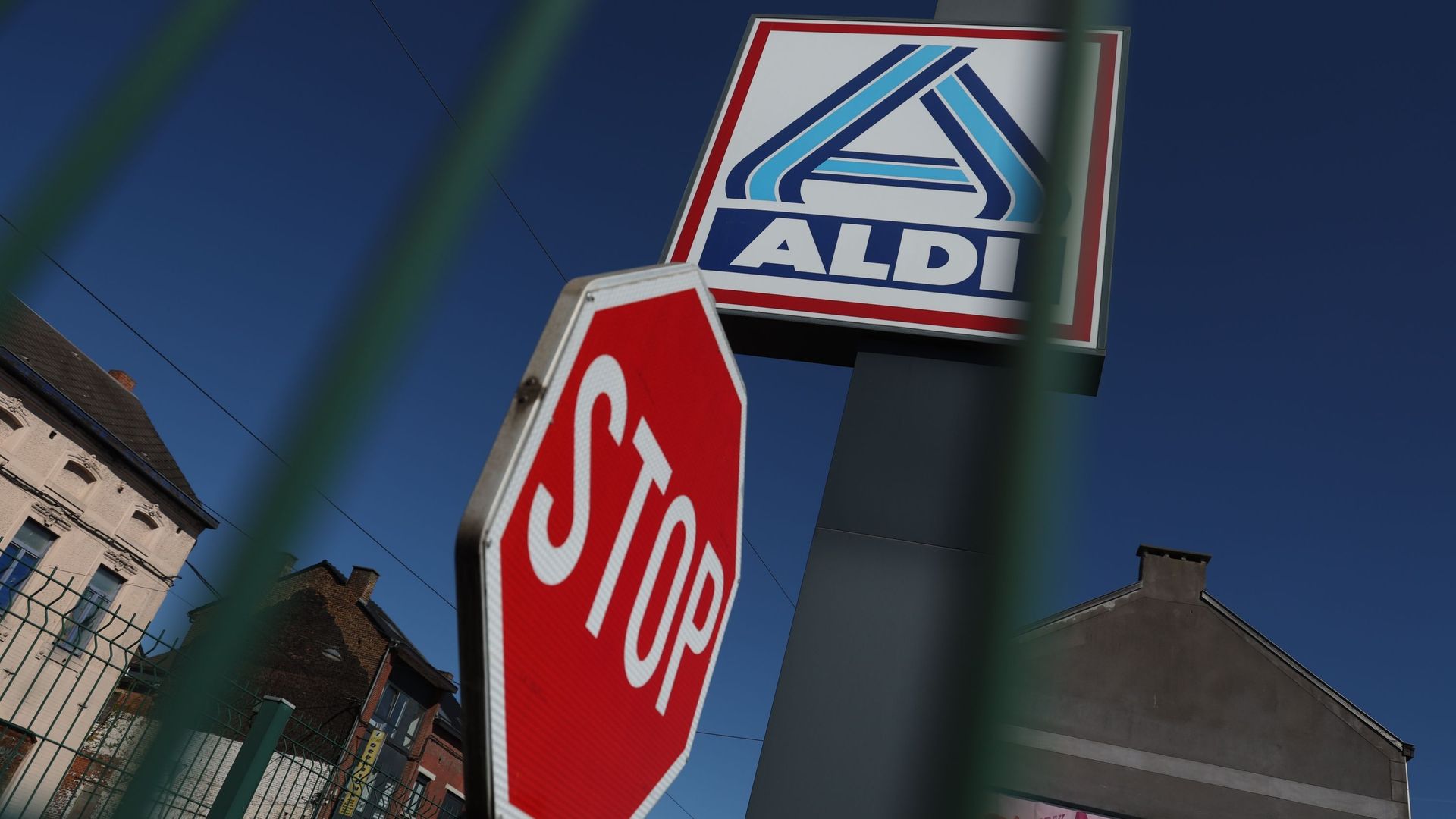 Aldi ne prévoit pas d’ouverture le dimanche actuellement.